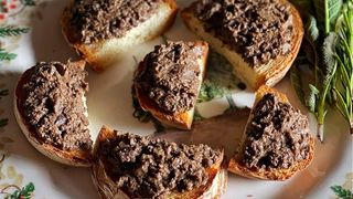 Crostini con paté di fegatini di pollo e salsiccia 