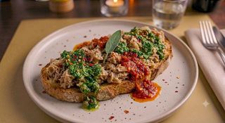 Crostino con lampredotto, salsa verde e piccante