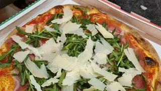 Pizza rucola, grana, crudo e pomodorini