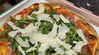 Pizza rucola, grana, crudo e pomodorini