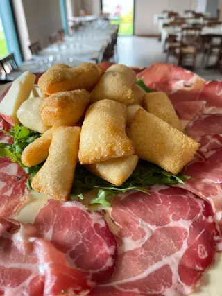 Crudo di parma con pasta fritta