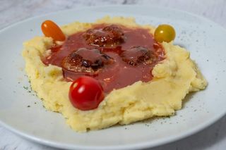 Ćufte u paradajz sosu sa krompir pireom