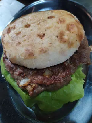 Debela pljeskavica sa lukom 240g