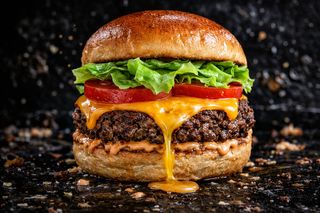 Dirty classic - Single smash burger, cheddar, lattuga, pomodoro e salsa burger