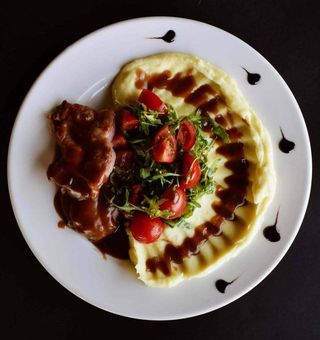 Dimljeni svinjski vrat sa pire krompirom