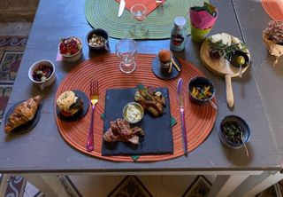 Dolce a scelta, bagel o croissant salato, uovo alla coque o sodo