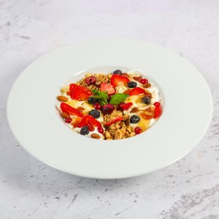 Domaća granola s grčkim jogurtom