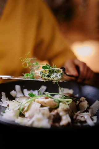 Domaći torteline punjene špinatom i gorgonzolom u sosu od lisičarki