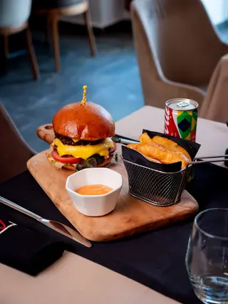 Double Cheeseburger, potatoes et boisson 25cl aux choix