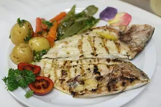 Dourada Grelhada com Batata e Legumes
