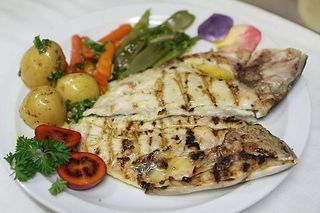 Dourada Grelhada com Batata e Legumes