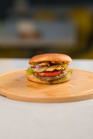 Двойной чизбургер говяжий (330г)