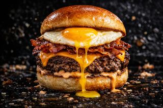 Egg Bomb - Single smash, cheddar, Bacon di manzo affumicato e uovo