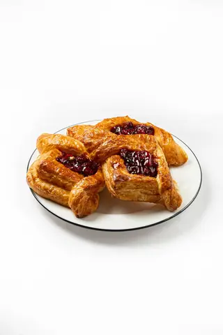 Слойка с вишней (110г)