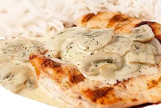 Escalopes de Frango Braseados com Ovo Estrelado
