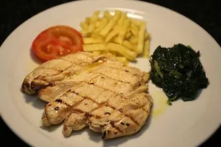 Escalopes de Frango Grelhados com Batata Frita e Salada