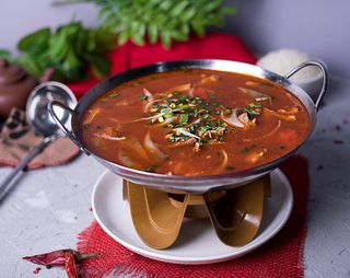 Бараньи рёбра с фунчозой на огне (575г)
