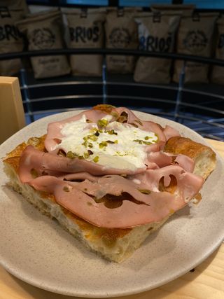 Fokača Stracciatella mortadella