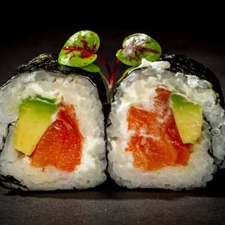 FU4. Futomaki salmon