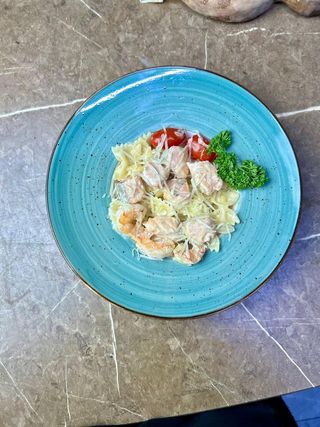 Фарфалле с семгой и креветками (350г)