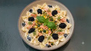 Farfalle salmone, zucchine, Philadelphia e uova di lompo