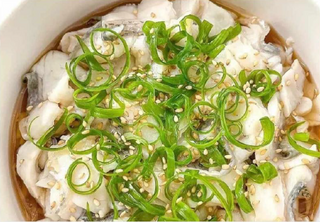 95 白灼鲈鱼片Fettine di branzino vapore con salsa