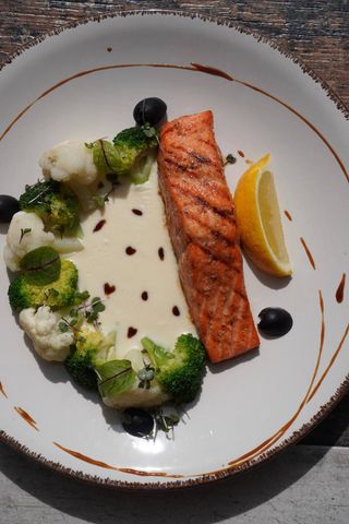 Филе Токтогульской форели с брокколи и цветной капустой (250г)