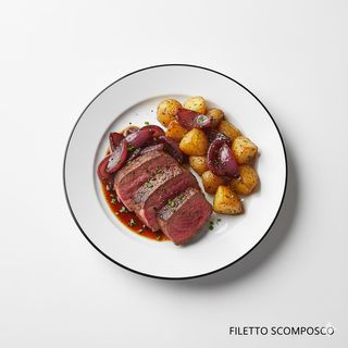 Filetto scomposto con cipolle caramellate e patate arrosto - mezza porzione
