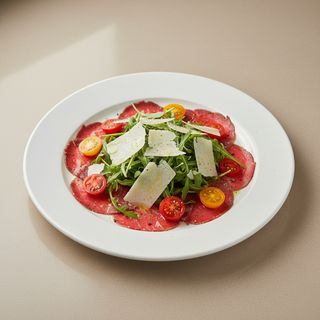 Finissima di carne cruda con rucola, scaglie di parmigiano