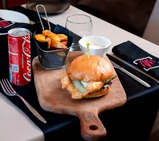 Burger De La Mer, potatoes et boisson 25cl aux choix