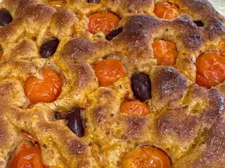 Focaccia pomodoro e olive con impasto integrale