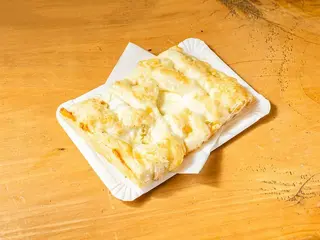 Focaccia ai 4 formaggi