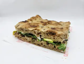 Focaccia ai cereali con caprino e verdure
