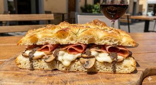 Focaccia con funghi porcini, mozzarella, speck e crema di tartufo