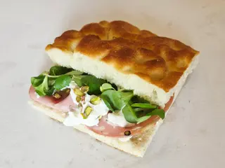 Focaccia con mortadella, burrata e pistacchio