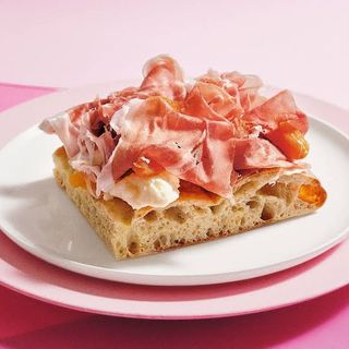 Focaccia com Burrata, Presunto e Pesto