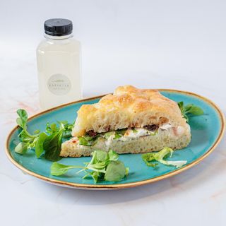 Focaccia pršuta burata +limunada