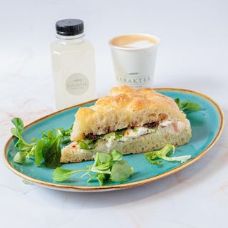 Focaccia pršuta burata +cappuccino+limunada