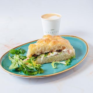 Focaccia pršuta burata +cappuccino