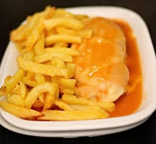 Francesinha com Molho e Batata