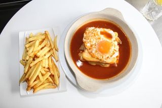 Francesinha de Vitela com Batata Frita