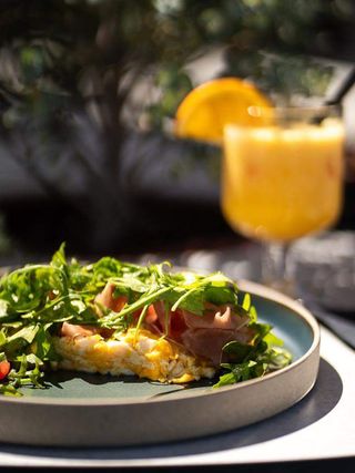 Francuska kremasta kajgana na puteru s pršutom