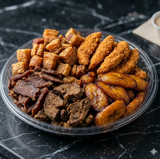 Fritura de carne compuesta de pollo chicharon carne salada boffe y platano frito grande
