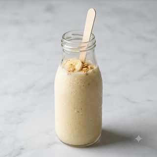 Frullato ghiacciato allo yogurt, granola e banana