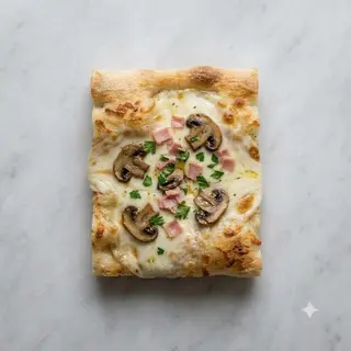 Pizza con funghi, prosciutto cotto e mozzarella