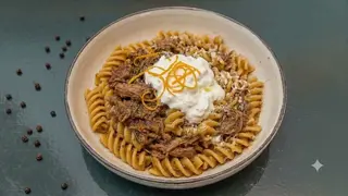Fusilloni al ragù di anatra, crema di burrata e scorza di arancia
