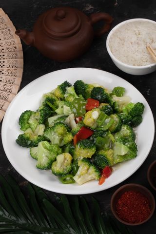 Жареный брокколи с чесноком (350г)