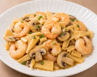 33. Gamberi con funghi e bambú