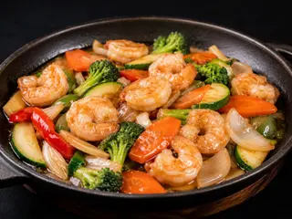 87. Gamberi con verdure al tegamino