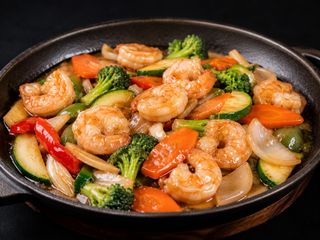 87. Gamberi con verdure al tegamino